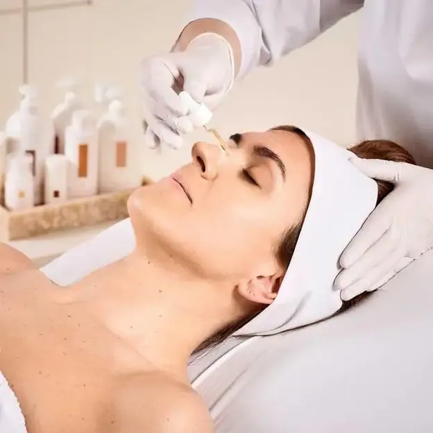 Hydrodermabrasion im Gesicht